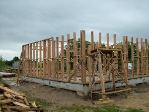 Основные стойки каркаса установлены