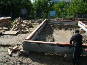 Монтаж нижней обвязки каркаса стен