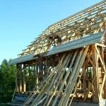Зашивка свесов кровли доской