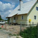 Обшитый сайдингом каркасный дом