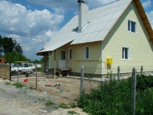 Обшитый сайдингом каркасный дом